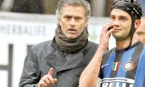 Mourinho (stânga) l-a apreciat mereu pe Chivu  