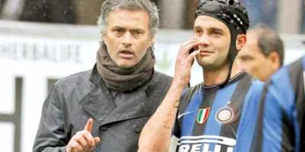 Mourinho (stânga) l-a apreciat mereu pe Chivu  