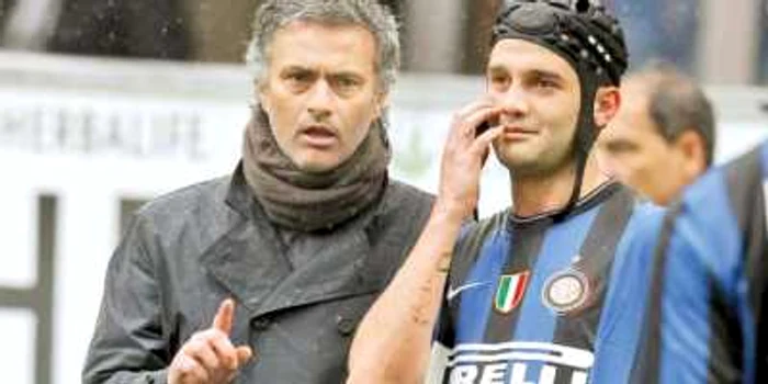 Mourinho (stânga) l-a apreciat mereu pe Chivu