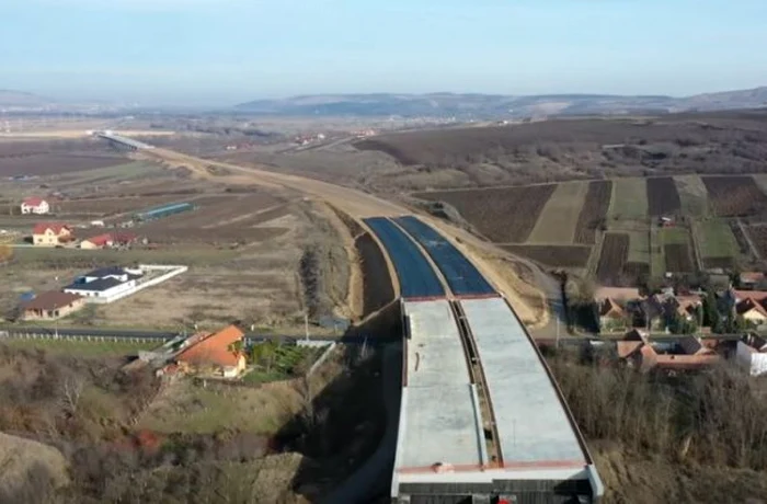 Locuinţa (stanga, plan apropiat) a rămas lângă viitoarea autostradă