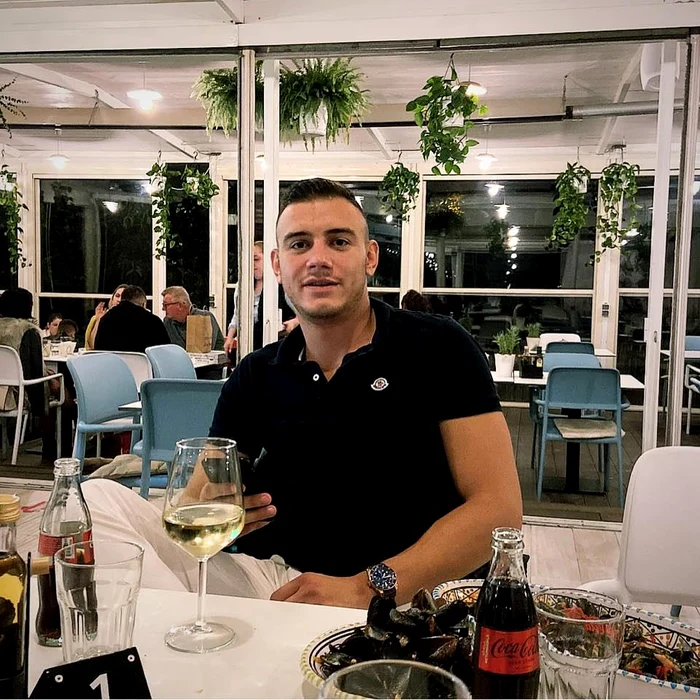 Cu câteva ore înainte de accident, Bogdan a postat o poză dintr-un restaurant. FOTO Facebook