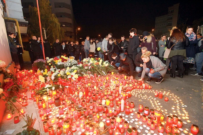 Bucureștenii au aprins lumânări în memoria celor care și-au pierdut viața în incendiu și s-au rugat pentru cei rămași în viață