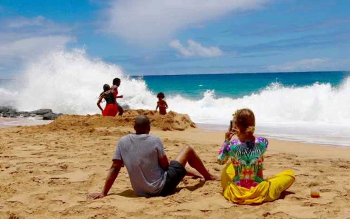 Beyonce, Jay-Z şi fetiţa lor, Ivy, cu nişte prieteni, în Hawaii.