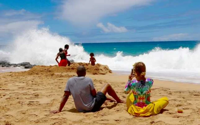 Beyonce, Jay-Z şi fetiţa lor, Ivy, cu nişte prieteni, în Hawaii.