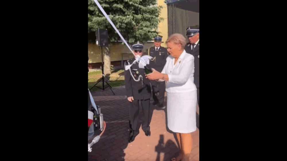 Șampania „blindată” care a dat bătăi de cap autorităților. Moment haios în timpul unui eveniment public din Polonia