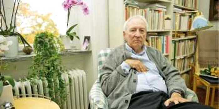 Poetul Tomas Tranströmer (80 de ani), în locuinţa sa din Stockholm (Suedia), după câştigarea Nobelului 