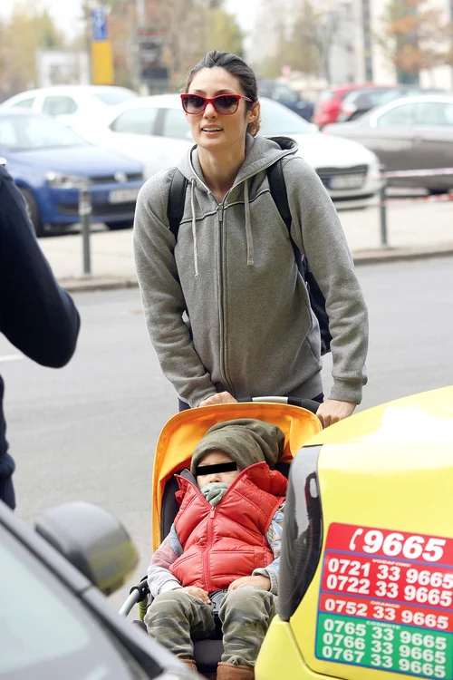 Rudele fostului iubit al Claudiei «Cream» îi trimit pentru copil doar haine şi jucării 