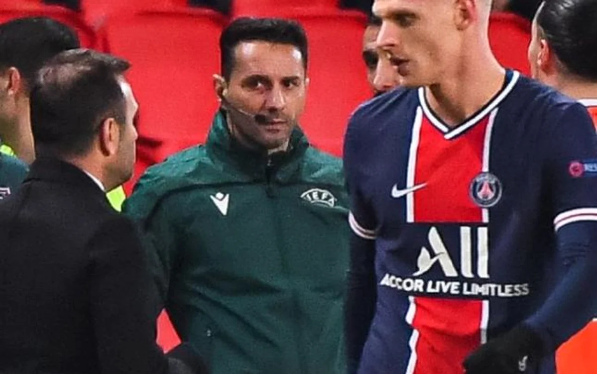 Sebastian Colţescu (în centru) a fost arbitru de rezervă pe Parc des Princes