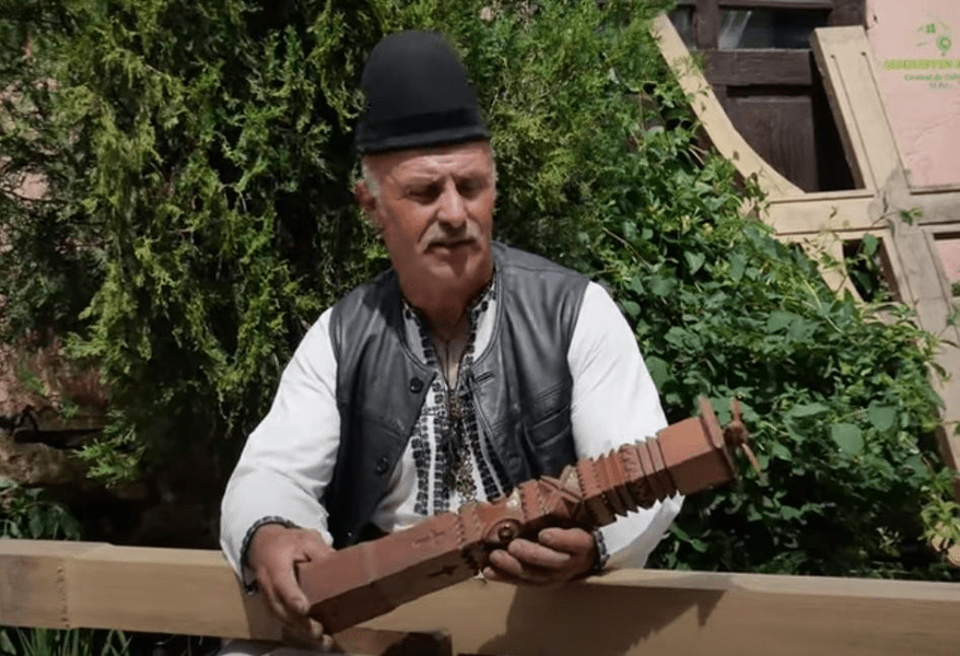 Ultimul sculptor de stâlpi funerari din Munții Sebeșului. Ce semnifică porumbelul denumit „pasărea sufletului” VIDEO