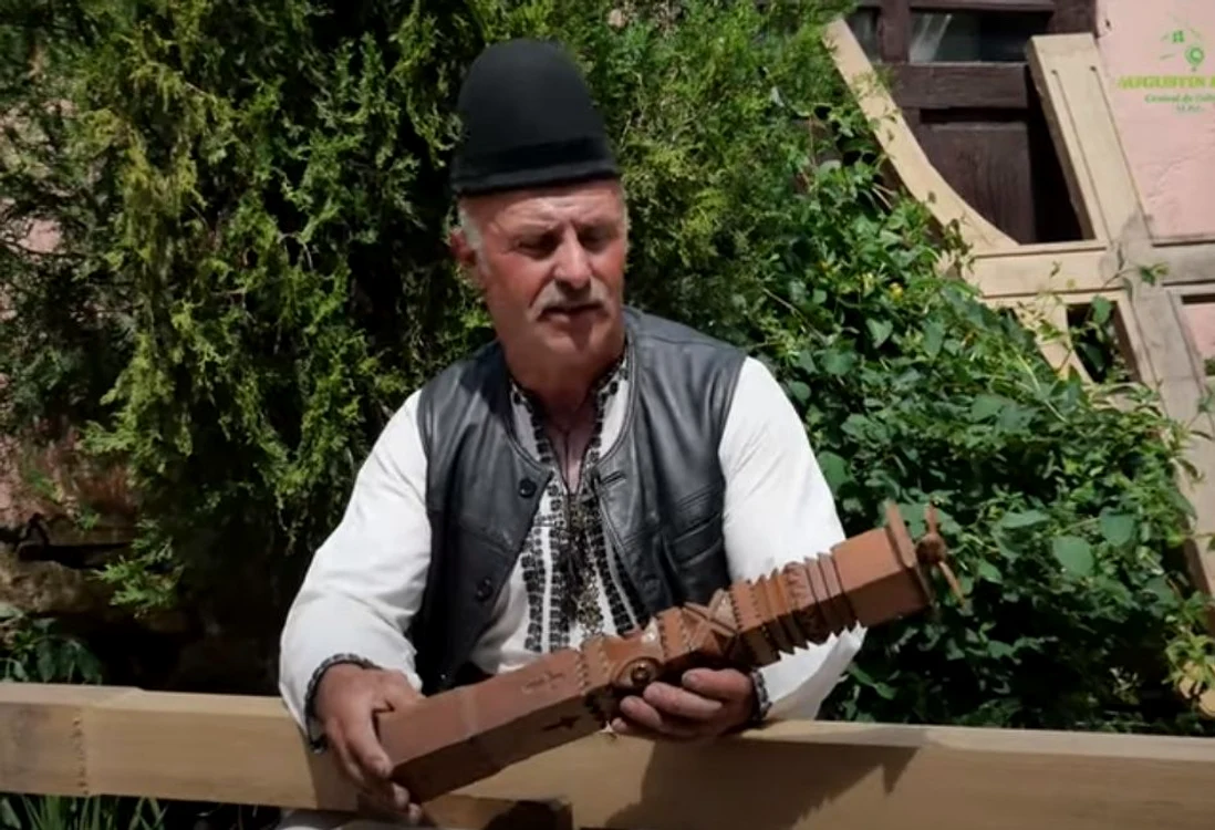 Meșterul Eugen Gavrilă FOTO Centrul de Cultură „Augustin Bena”