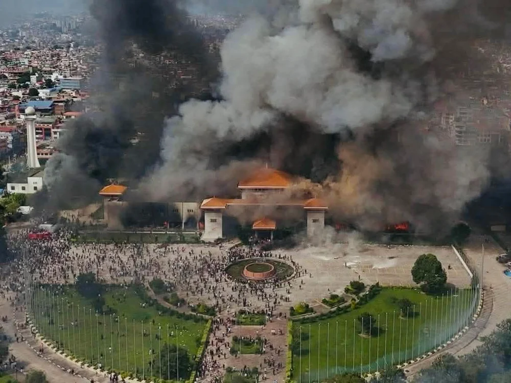 Parlamentul Nepalului, în flăcări/FOTO: X
