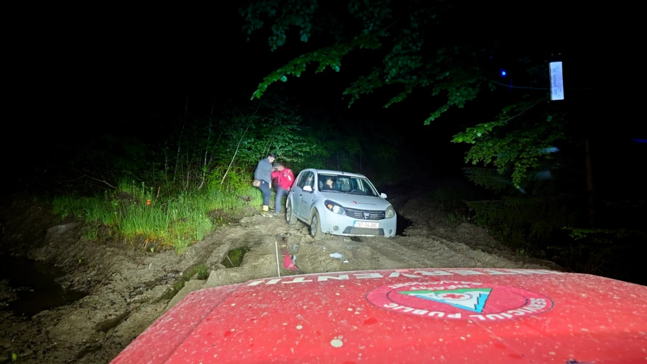 Patru ora a durat misiunea de recuperare a turiştilor rătăciţi FOTO Salvamont Neamţ