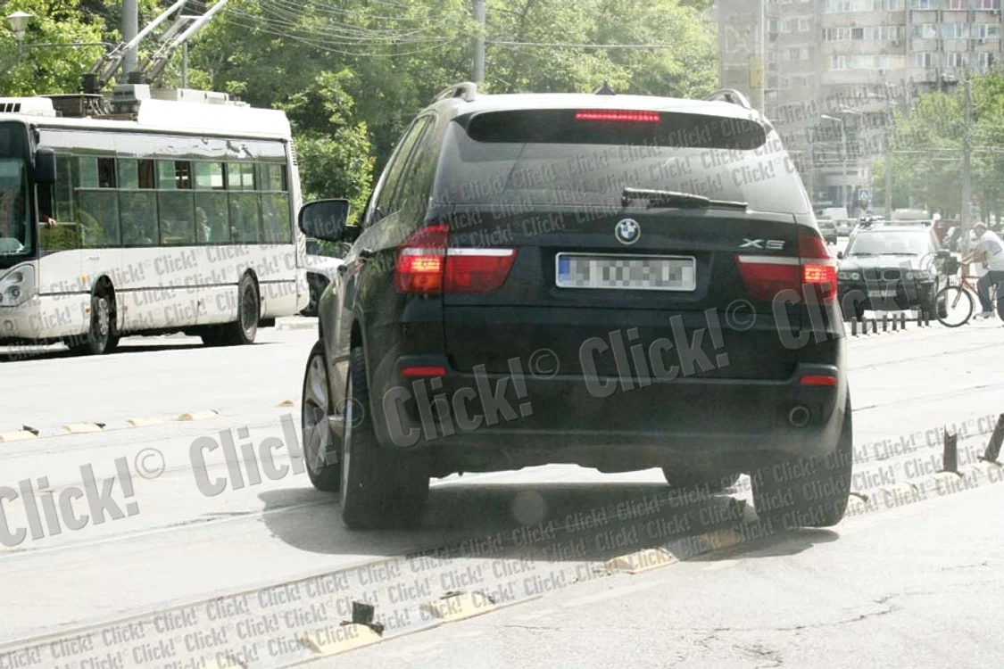 Raluca Pascu, fostă Pastramă, conduce un BMW X5 (Fotografii: Blitz)