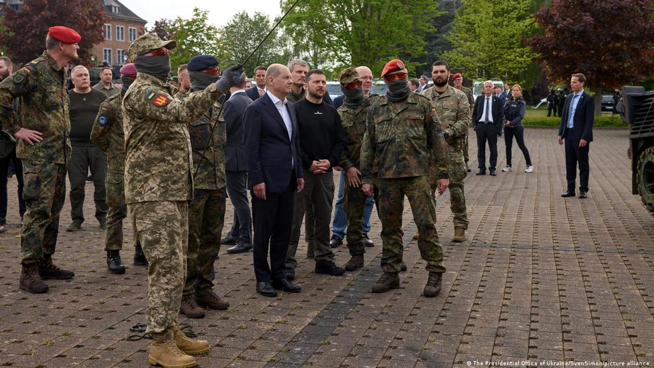 Cancelarul Scholz (centru) alături de oaspetele său Volodimir Zelenski