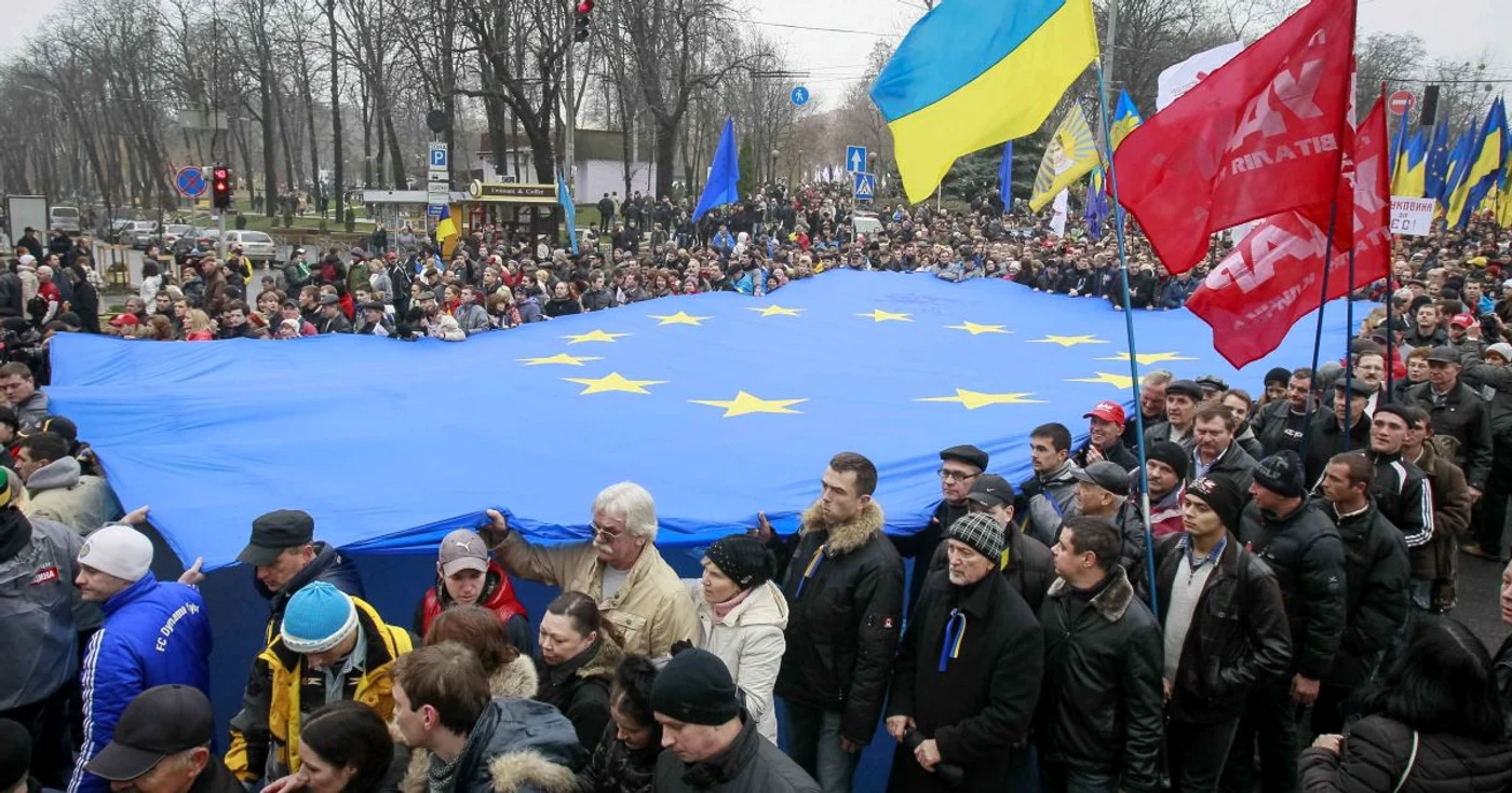 Mii de ucraineni au ieşit în stradă pentru a protesta faţă de decizia autorităţilor de la Kiev de a suspenda semnarea acordului de ascociere cu UE, la Vilnius FOTO Reuters