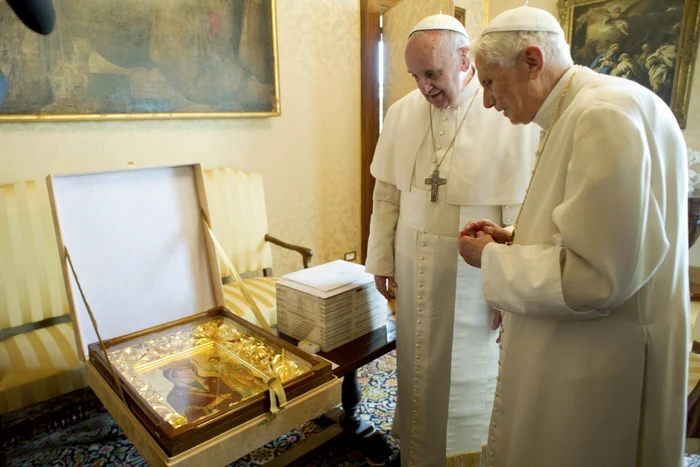 Papa Francisc şi fostul Papă, pe numele său Joseph Ratzinger, s-au întâlnit. FOTO Reuters