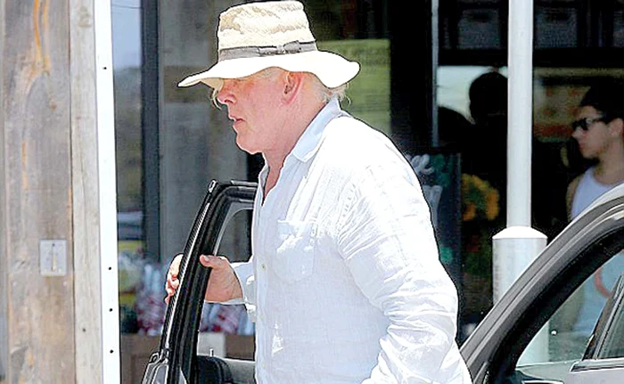 
    Aşa s-a dus la  cumpărături  fostul sex  simbol al  anilor ’70   