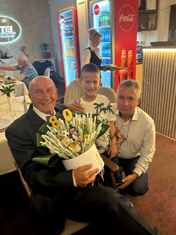 Familia lui Vigu, la restaurant  FOTO Colecția personală