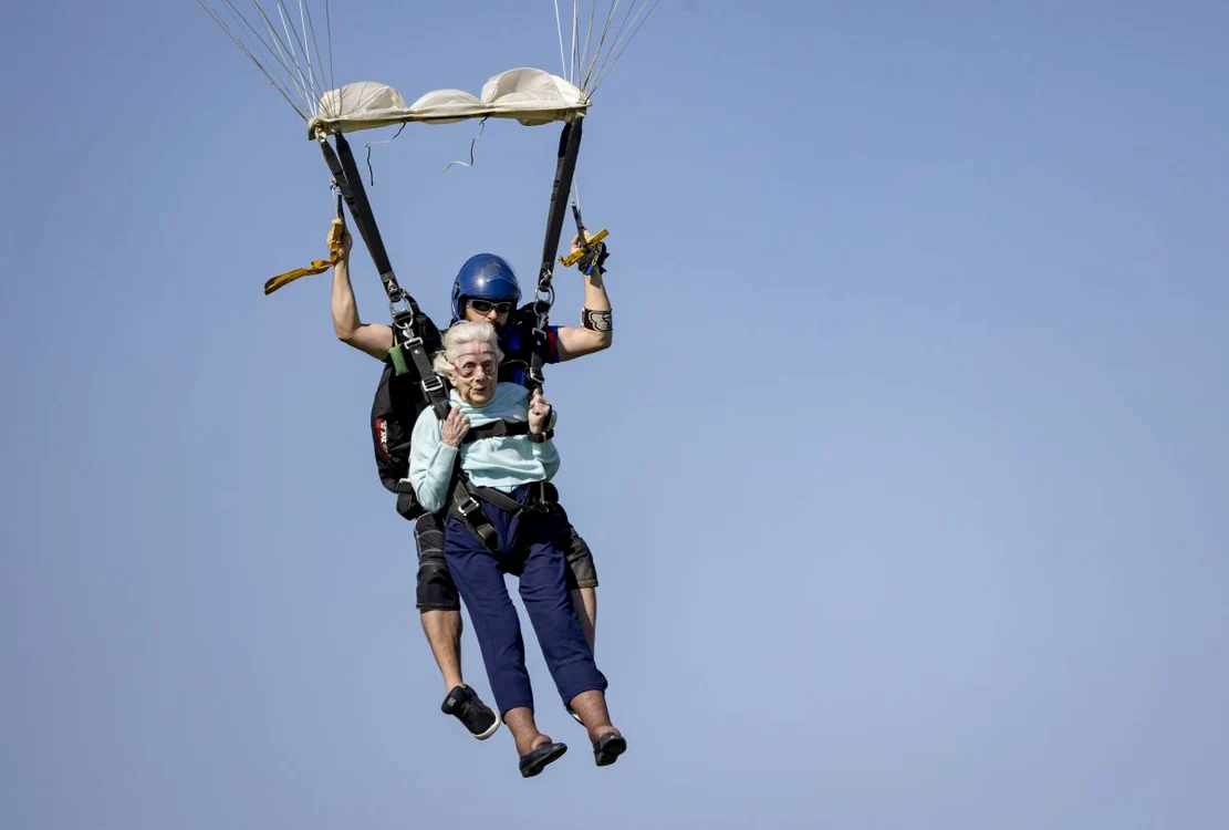 Dorothy Hoffner a avut curaj să sară cu parașuta de la 4.000 m altitudine (Foto: Profimedia)