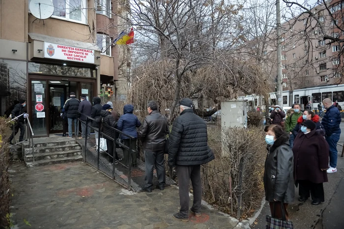 Sute de bucureșteni au venit la ghișeu să-și plătească impozitul pentru case, terenuri, mașini și locuri de parcare