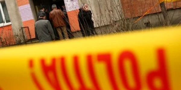 Ucigaşul le-a aplicat mai multe lovituri de cuţit în scara blocului