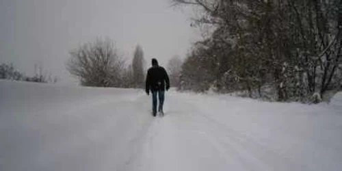 Unii oameni au coborât din sat, pe jos, prin nămeţi ca să-şi rezolve problemele