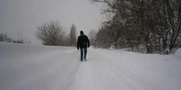 Unii oameni au coborât din sat, pe jos, prin nămeţi ca să-şi rezolve problemele