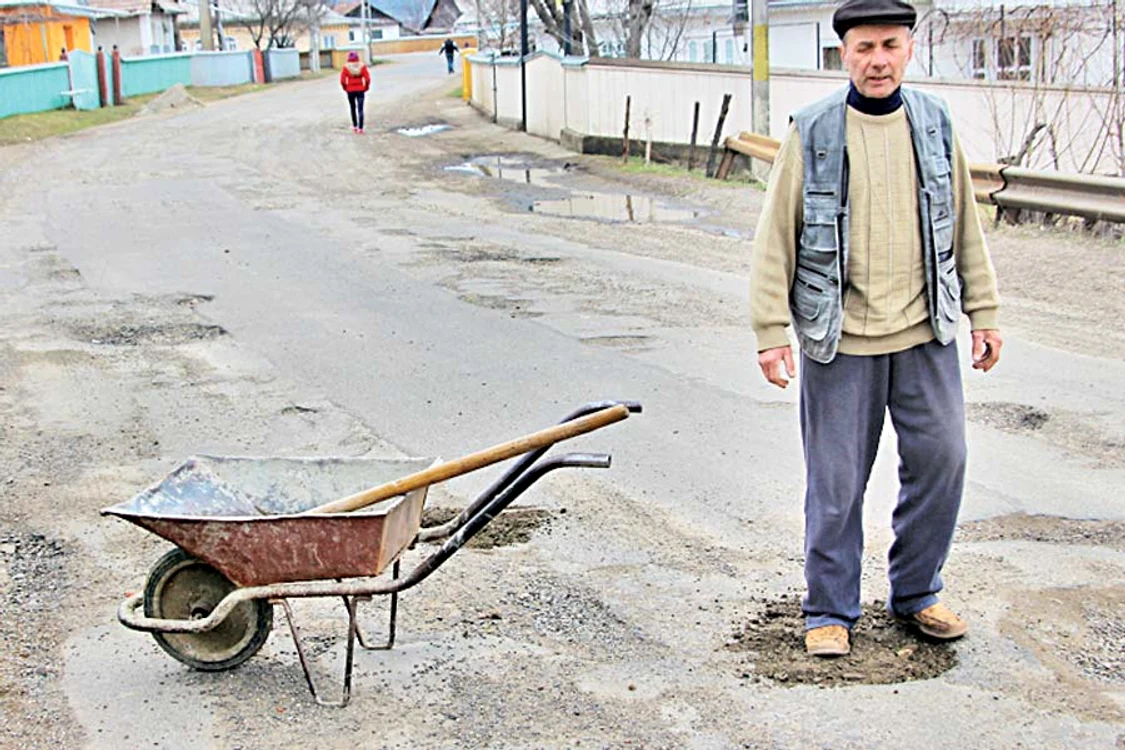 Constantin Ionaşcu  spune că drumul n-a mai  fost reparat de vreo 7 ani (FOTOGRAFII: Sandrinio Neagu)