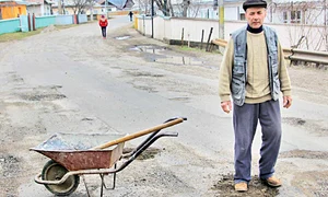 Constantin Ionaşcu  spune că drumul n a mai  fost reparat de vreo 7 ani (FOTOGRAFII: Sandrinio Neagu) jpeg