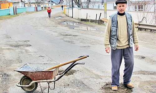 Constantin Ionaşcu  spune că drumul n a mai  fost reparat de vreo 7 ani (FOTOGRAFII: Sandrinio Neagu) jpeg