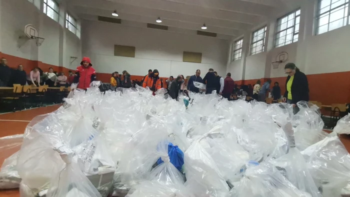 Sacii cu voturi au fost aduși pentru renumărare FOTO: Alina Mitran