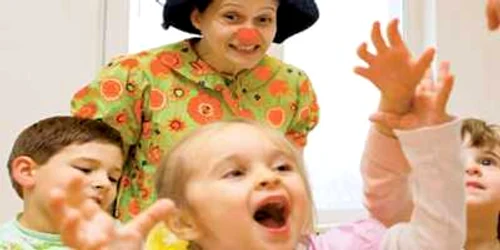 „Cine mă ajută să prind balonul roz?“, întreabă cliniclownul Daria Gănescu, stârnind veselia  copiilor internaţi