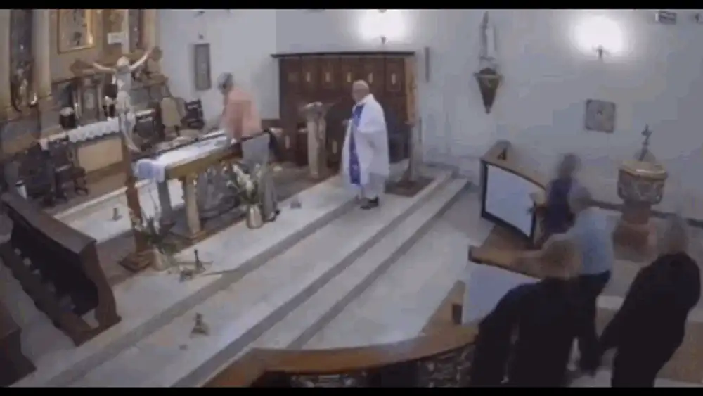 Scene șocante într-o biserică din Polonia. Un bărbat beat atacă preotul și distruge altarul