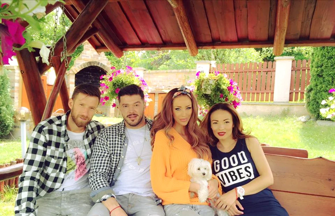 
    Bianca Drăgușanu și Victor Slav, împreună cu nașii lor de cununiefoto: arhiva personală  