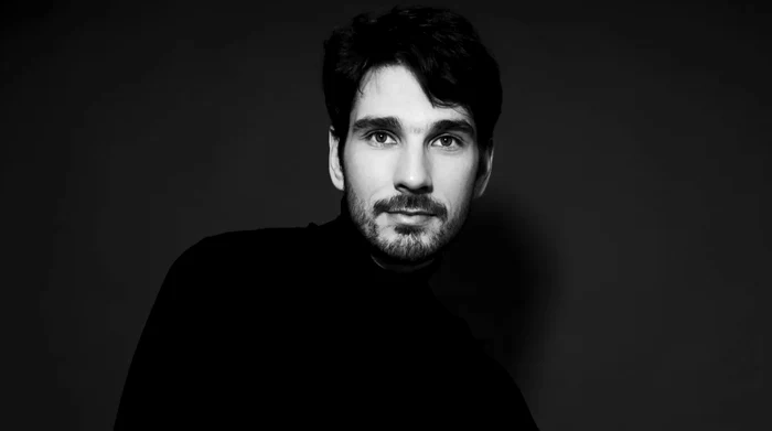 Anghel Damian este actor, dar şi regizor, iar primul său proiect în această calitate