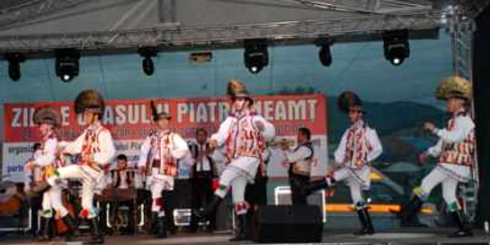 Pietrenii sunt invitaţi începând cu ora 17.00 să asiste la spectacolele şi concertele dedicate zilelor oraşului