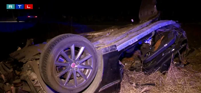 Mașina Jaguar s-a rupt în două în urma impactului Foto: RTL