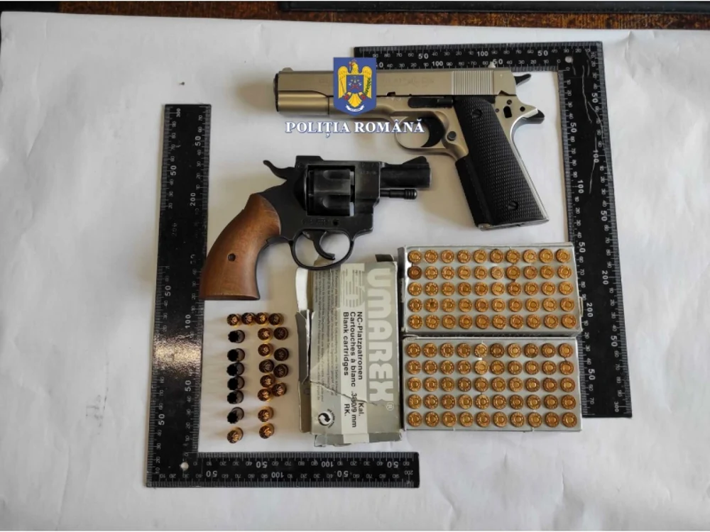 Cele două pistoale erau deţinute ilegal FOTO Poliţia Română