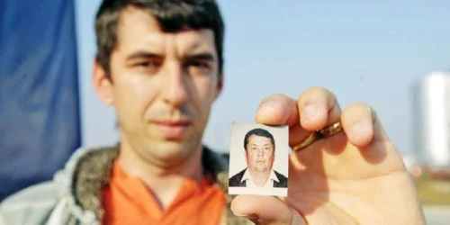 Roman Răcăşan arată poza tatălui său, care este închis la Gherla pentru că a ucis trei oameni într-un accident