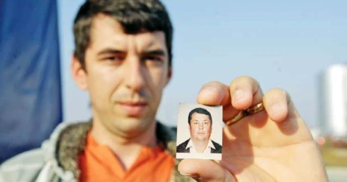 Roman Răcăşan arată poza tatălui său, care este închis la Gherla pentru că a ucis trei oameni într-un accident