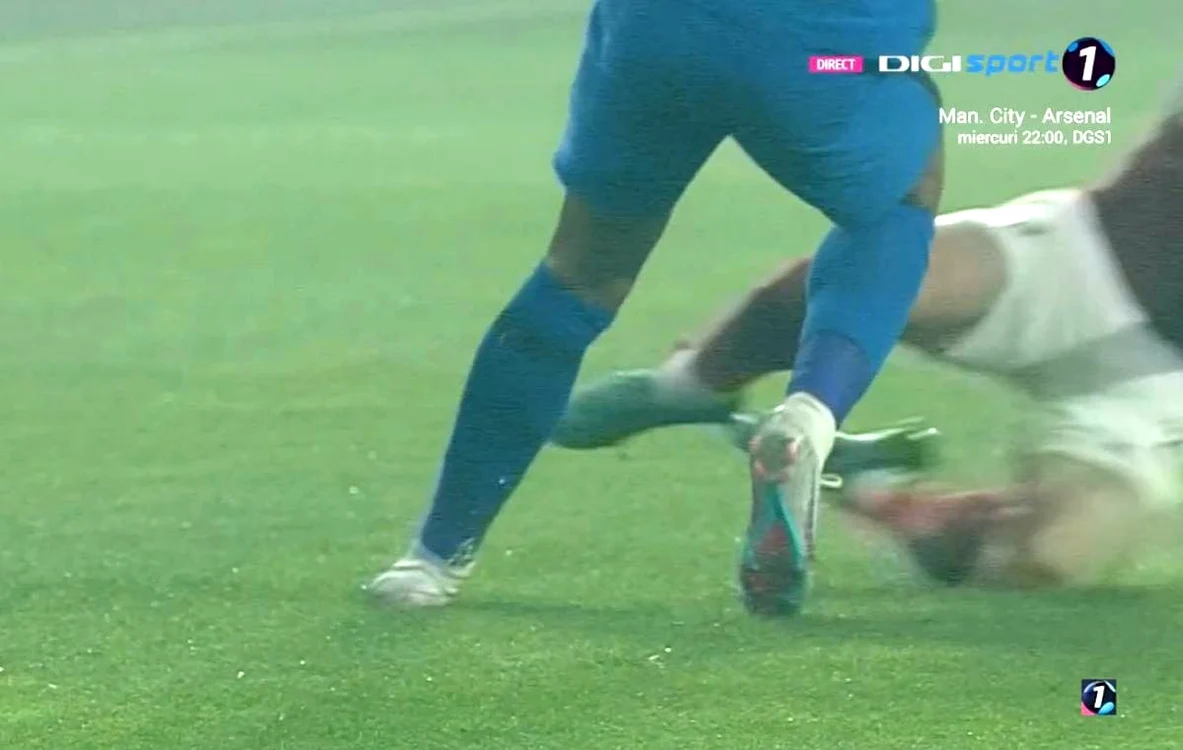 Faza în care Florinel Coman e busculat dur de rapidistul Onea. Captură DigiSport