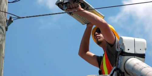 Tot mai multe localităţi au trecut pe lămpi cu leduri pentru iluminatul stradal FOTO Costel Crângan