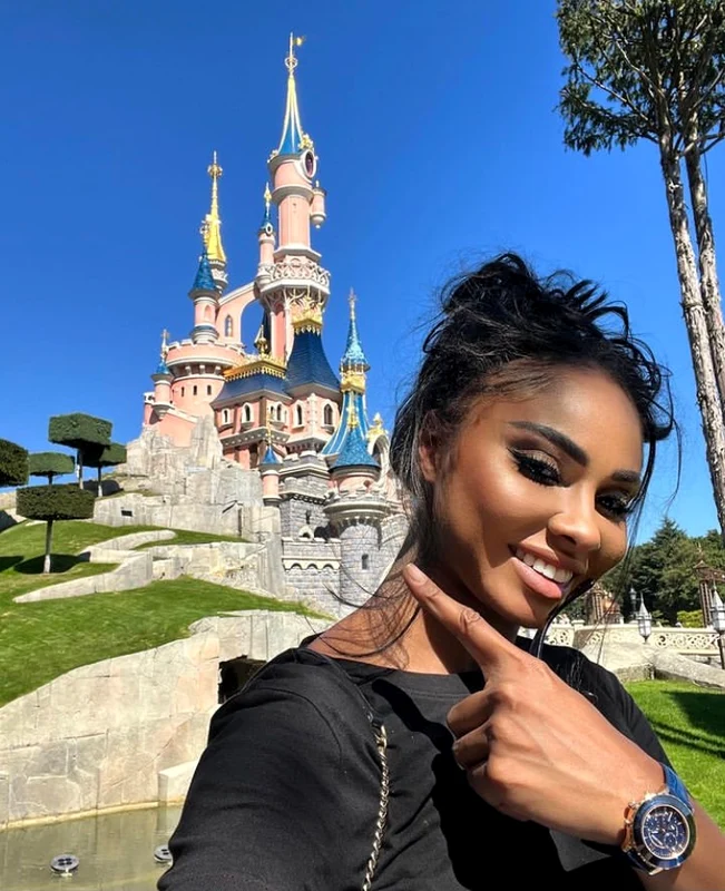 Magaye a dus-o  pe Laurette într-o vacanță la Disneyland Paris Sursa Instagram