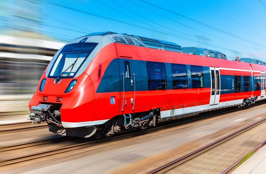 CFR umblă cu „trenul vopsit”: de duminică, în România vor fi mai multe Intercity-uri, dar mai lente și mai scumpe   