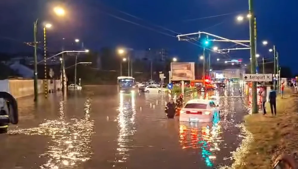 Haos în Brașov după furtună. O ambulanță și două autoturisme au rămas blocate în apă