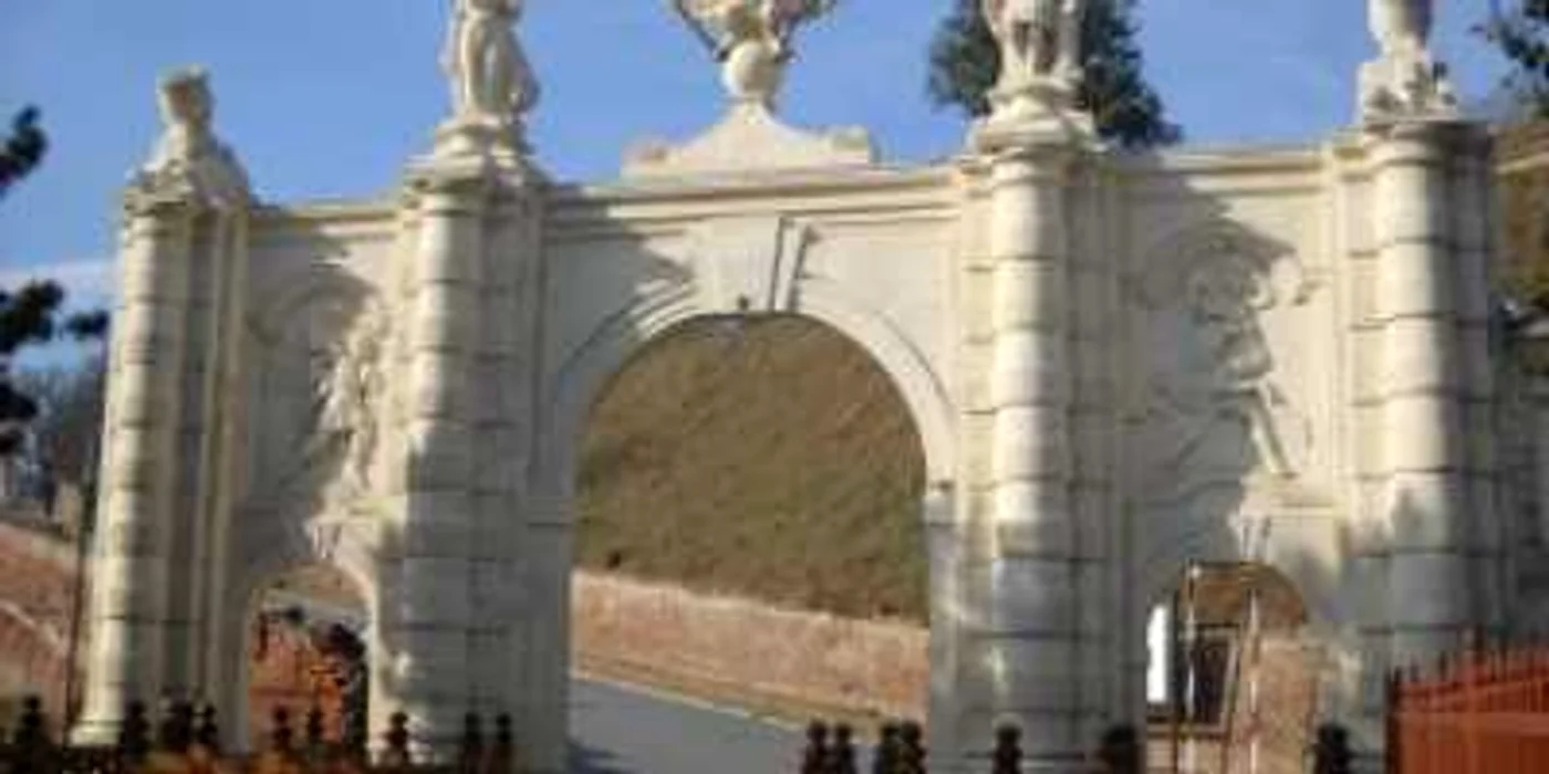 Alba Iulia: Statuile lui Venus şi Marte împodobesc Poarta I a Cetăţii