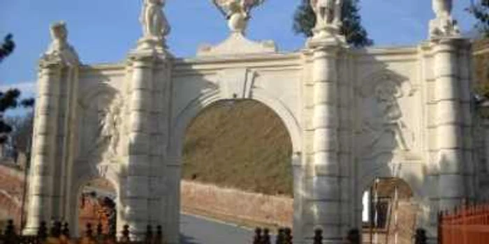Alba Iulia: Statuile lui Venus şi Marte împodobesc Poarta I a Cetăţii