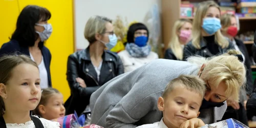 Prima zi de şcoală în Polonia copiii nu poartă măşti în clasă  FOTO EPA-EFE /  Andrzej Grygiel