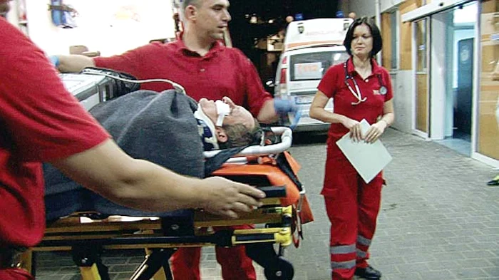 Medicii l-au băgat pe perfuzii