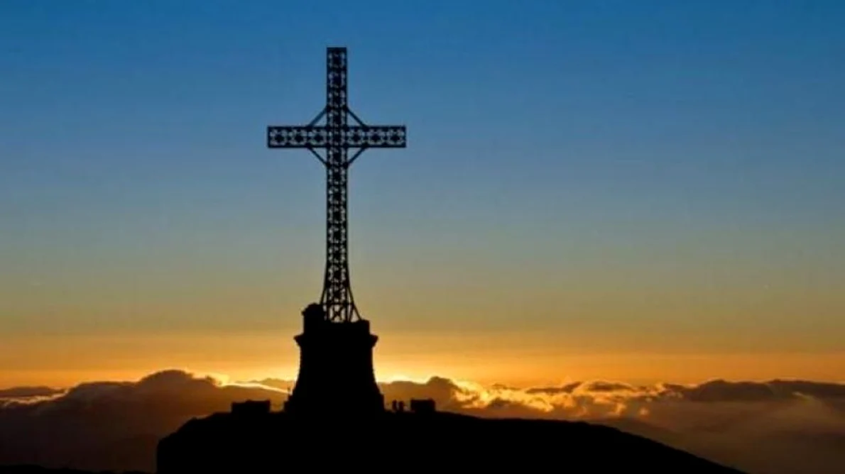Crucea de pe Caraiman, un monument misterios, desemnată cea mai înaltă cruce din lume amplasată pe un vârf montan jpeg